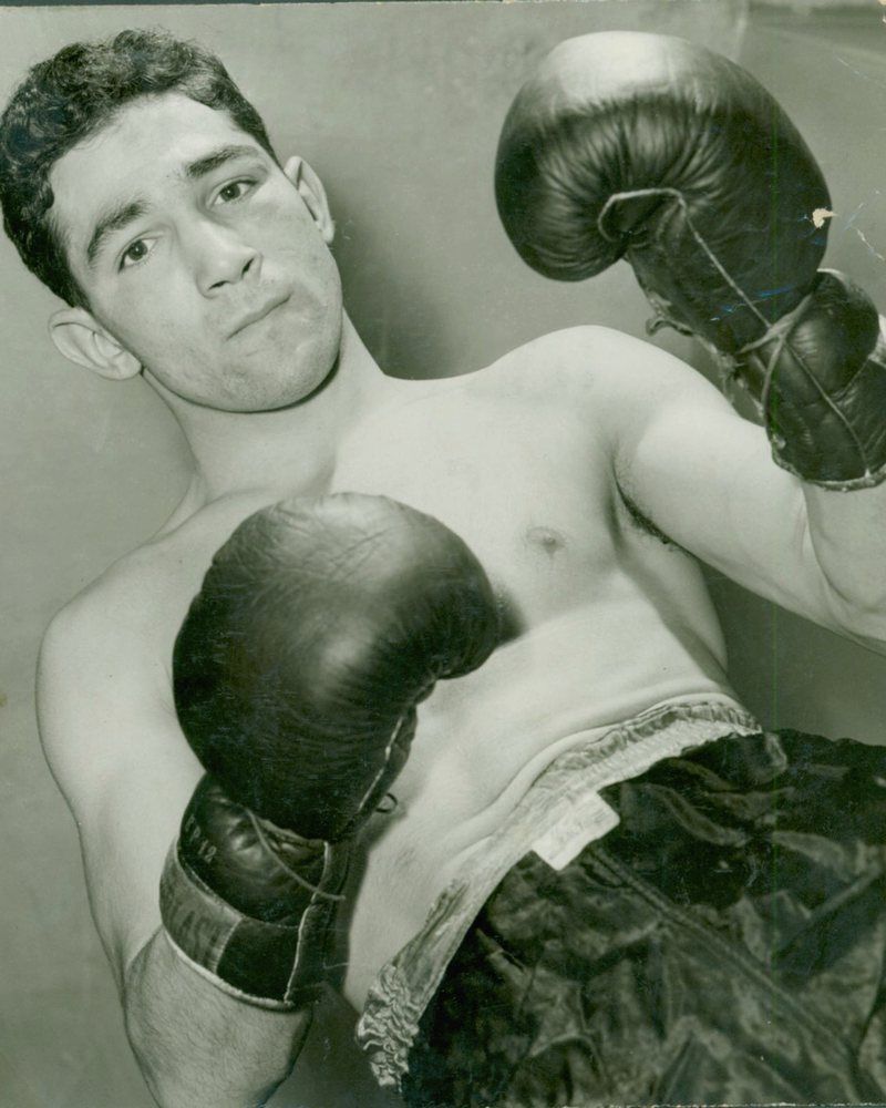 Willie Pep, gloves up, portrait